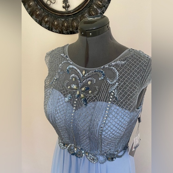 NWT Glow Special Occasion Sleeveless Beaded Bodice Dress w Beautiful Flowy Skirt - Picture 4 of 6